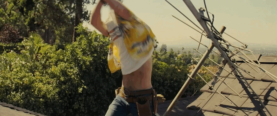 Vysekaný Brad Pitt v komedii Tenkrát v Hollywoodu