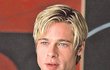 Brad Pitt s blond melírem z roku 1998