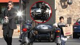 Brad Pitt vozí syna na motorce: Hazarduje s jeho zdravím?