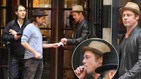 Brad Pitt si musel „vyškemrat“ cigaretu od kamaráda.