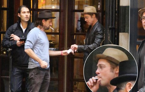 Brad Pitt jako socka: Miliardář loudil cigaretku po kamarádovi