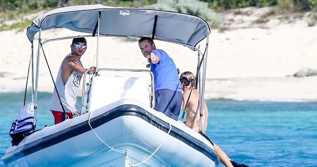 Brad Pitt na dovolené v Karibiku