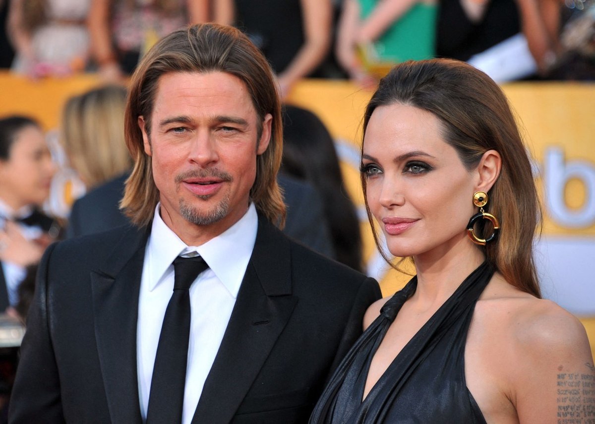 Už během probíhajícího rozvodu s Aniston bulvár diskutoval o vztahu Pitta s Angelinou Jolie. Že jsou spolu oficiálně přiznali v roce 2006. O sedm let později se vzali a v roce 2019 rozvedli.