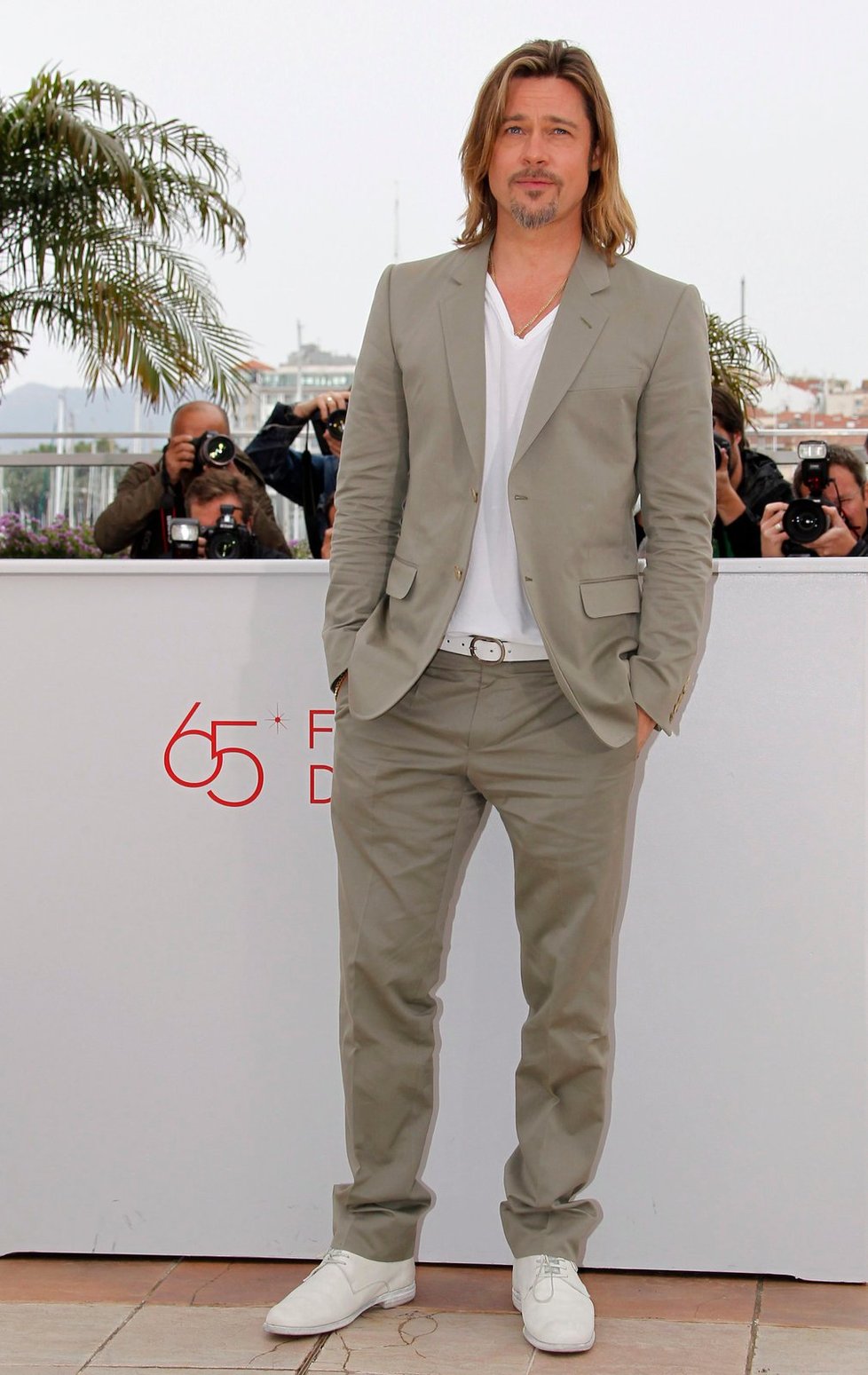 Brad Pitt přijel ležérně oblečený ve světlém obleku
