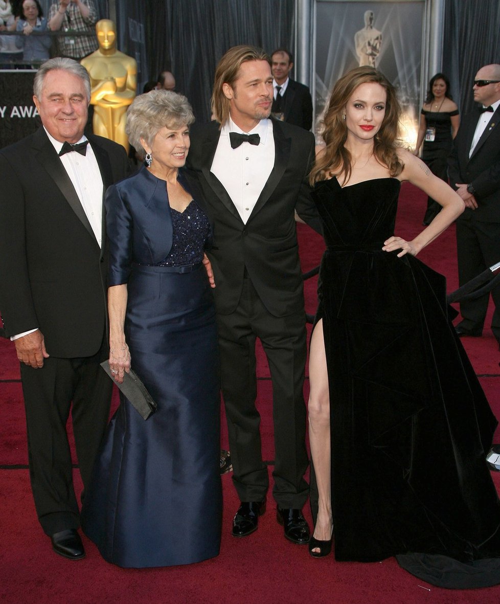 Brad Pitt s rodiči a Angelinou.