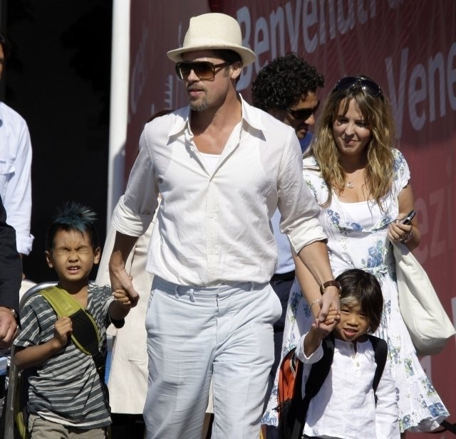Před rokem: Brad Pitt a synové Maddox a Pax. Další čtyři děti protentokrát zůstaly doma