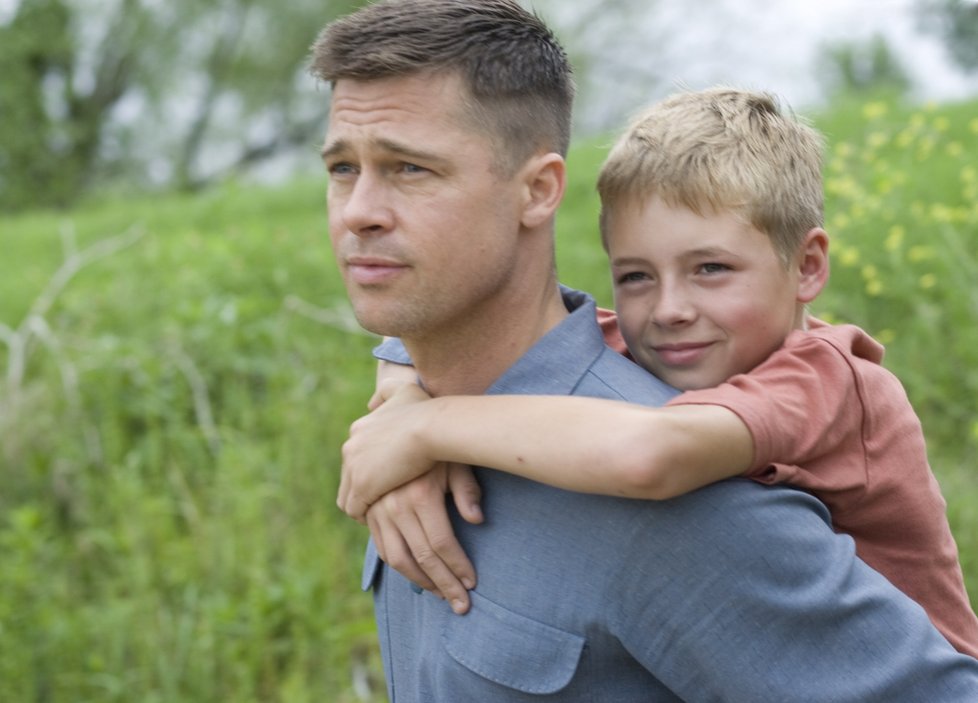 Brad Pitt v novém filmu tree of life hraje starostlivého tátu