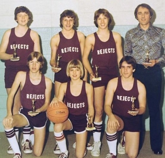 Brad Pitt dole uprostřed jako hráč basketu za školní tým.