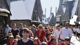 Harry Potter provedl vybrané děti po Bradavicích osobně