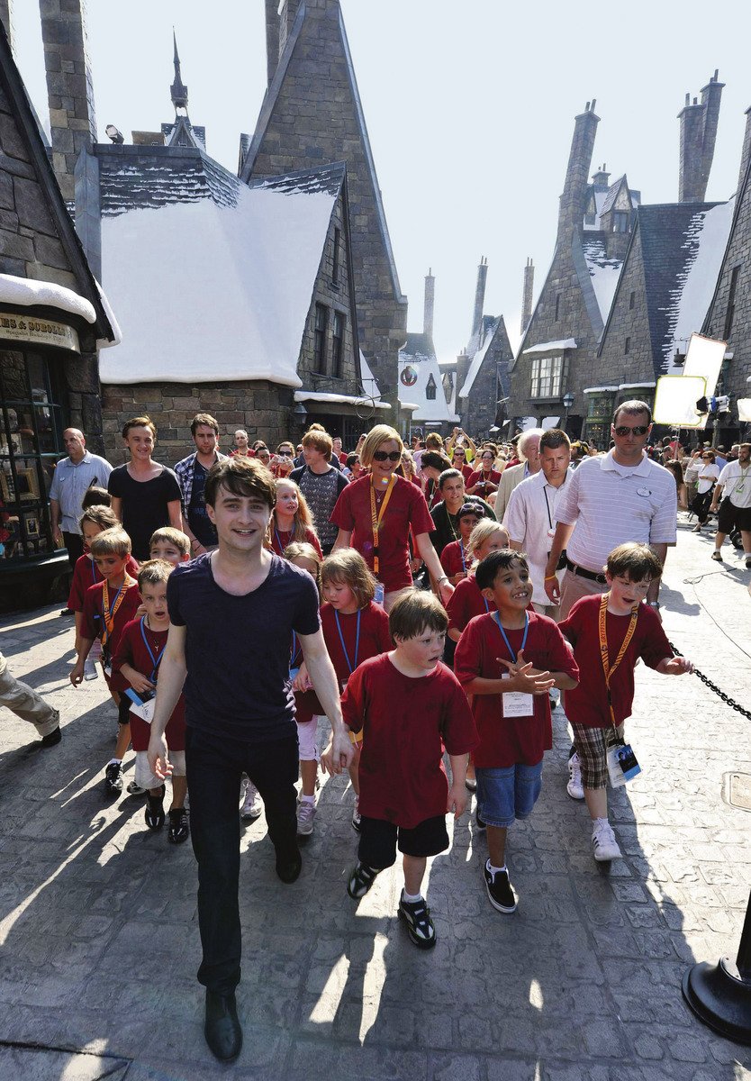 Harry Potter provedl vybrané děti po Bradavicích osobně.