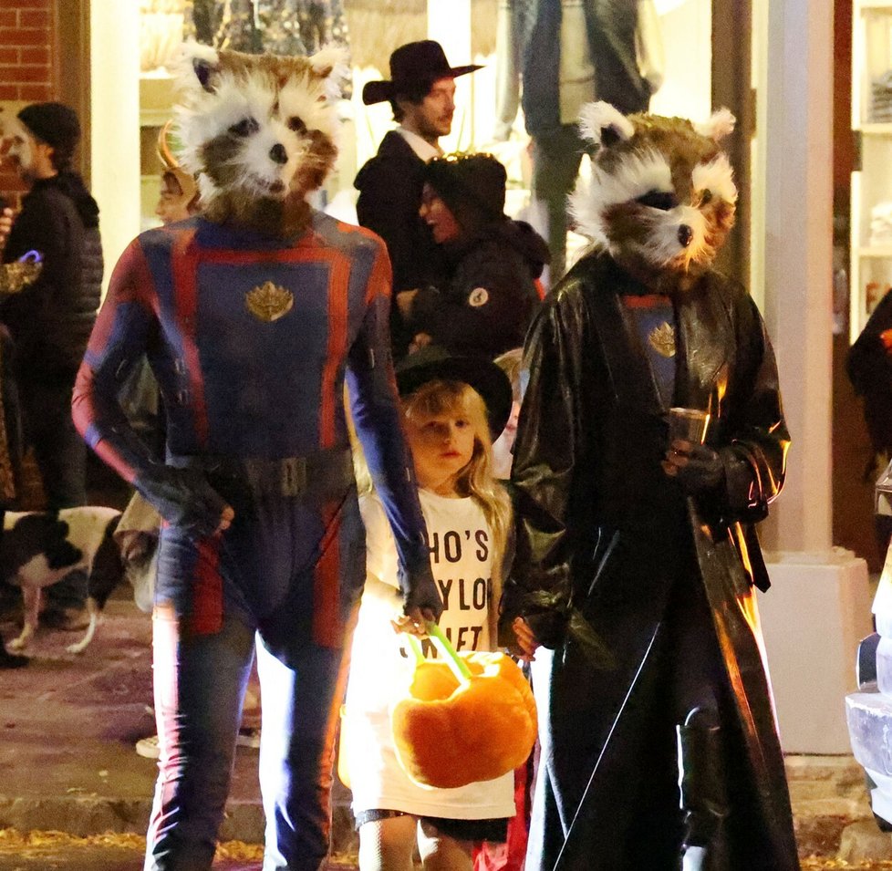 Herec&nbsp;Bradley Cooper&nbsp;a modelka&nbsp;Irina Shayk&nbsp;vzali svou dceru Leu na halloweenské noční koledování 