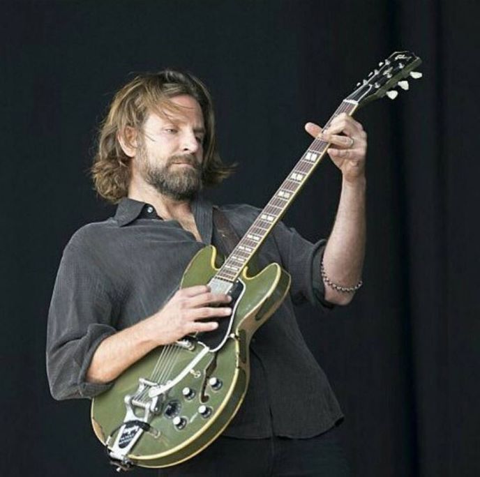 Bradley Cooper překvapil návštěvníky Glastonbury