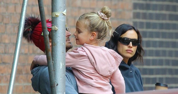 Bradley Cooper, Irina Shayk a jejich dcera Lea v New Yorku.
