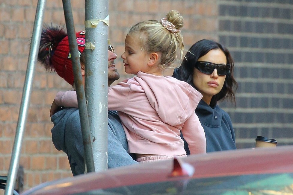 Bradley Cooper, Irina Shayk a jejich dcera Lea v New Yorku.