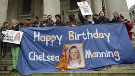 Lidé protestující za osvobození Chelsea Manningové.