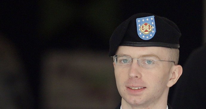 Manning se za vyzrazení dokumentů omluvil