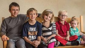 Zleva: Bradley (11), Preston (10), Layla (8), Landon (6) a Olive (2) doufají, že najdou společný domov.