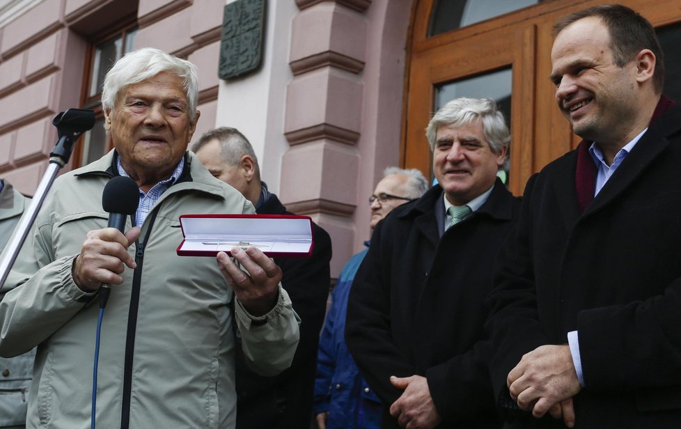 Pamětník holokaustu Jiří Brady navštívil 30. září ve svém rodném Novém Městě na Moravě, kde ho na náměstí přivítalo kolem 400 lidí.