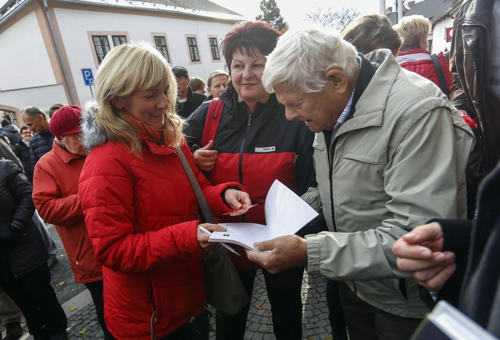 Pamětníka holokaustu Jiřího Bradyho (vpravo) uvítalo 30. záři na náměstí před radnicí v jeho rodném Novém Městě na Moravě kolem 400 lidí.