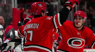 Carolina zdolala Montreal, Svečnikov dal hattrick. Hertl u vysoké prohry