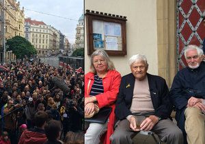 Na Strossmayerově náměstí se sešly stovky lidí, aby uctily památku dětí vězněných v Terezíně. Na místo dorazil i Jiří Brady s manželkou a Toman Brod. Oba koncentrační tábory přežili.