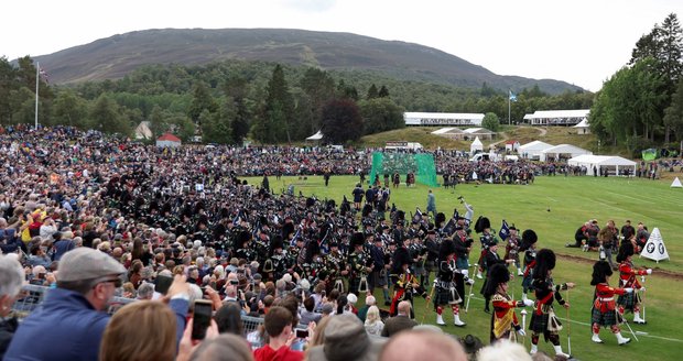 Braemar Gathering: Horalské hry na Skotské vysočině si vždy Alžběta užívala. Poslední rok už chyběla..