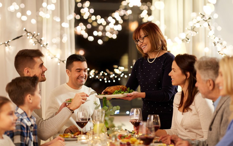 Sváteční večeře, chvíle, kdy se všichni sejdeme u jednoho stolu, zapomeneme na všechno špatné. A pochutnáme si!