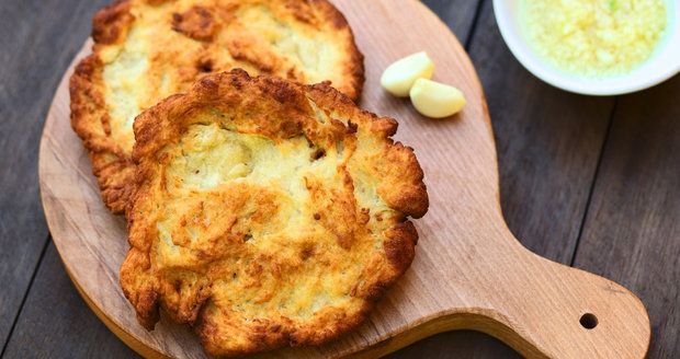Rychlé a levné večeře ze starých brambor! Placky, pizza nebo zapečené v troubě