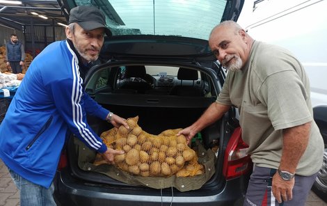 Jaroslav (vpravo) z Hradce Králové nakládá s polským prodejcem nakupené brambory.