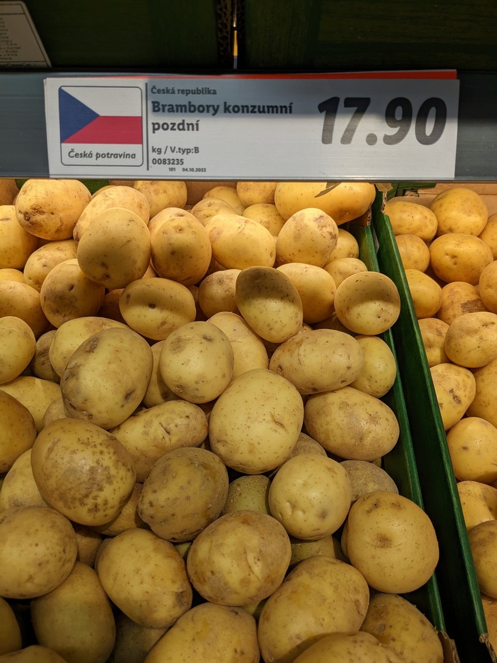 Sklizeň vrcholí a měly by být nejlevnější. Za brambory přitom v obchodě zaplatíme kolem 18 Kč za kilo.