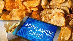 Akrylamid vzniká především ve výrobcích typu předsmažených bramborových výrobků, chipsů, hranolek nebo pečených brambor.