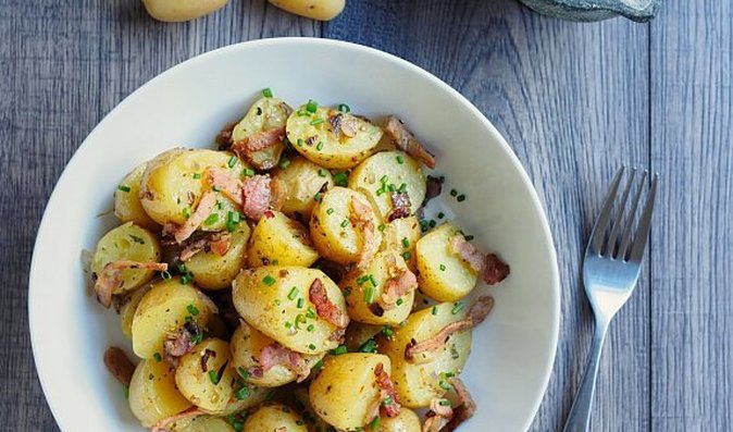 Šunku v bramborovém salátu můžete nahradit slaninou