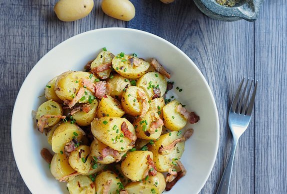 Šunku v bramborovém salátu můžete nahradit slaninou