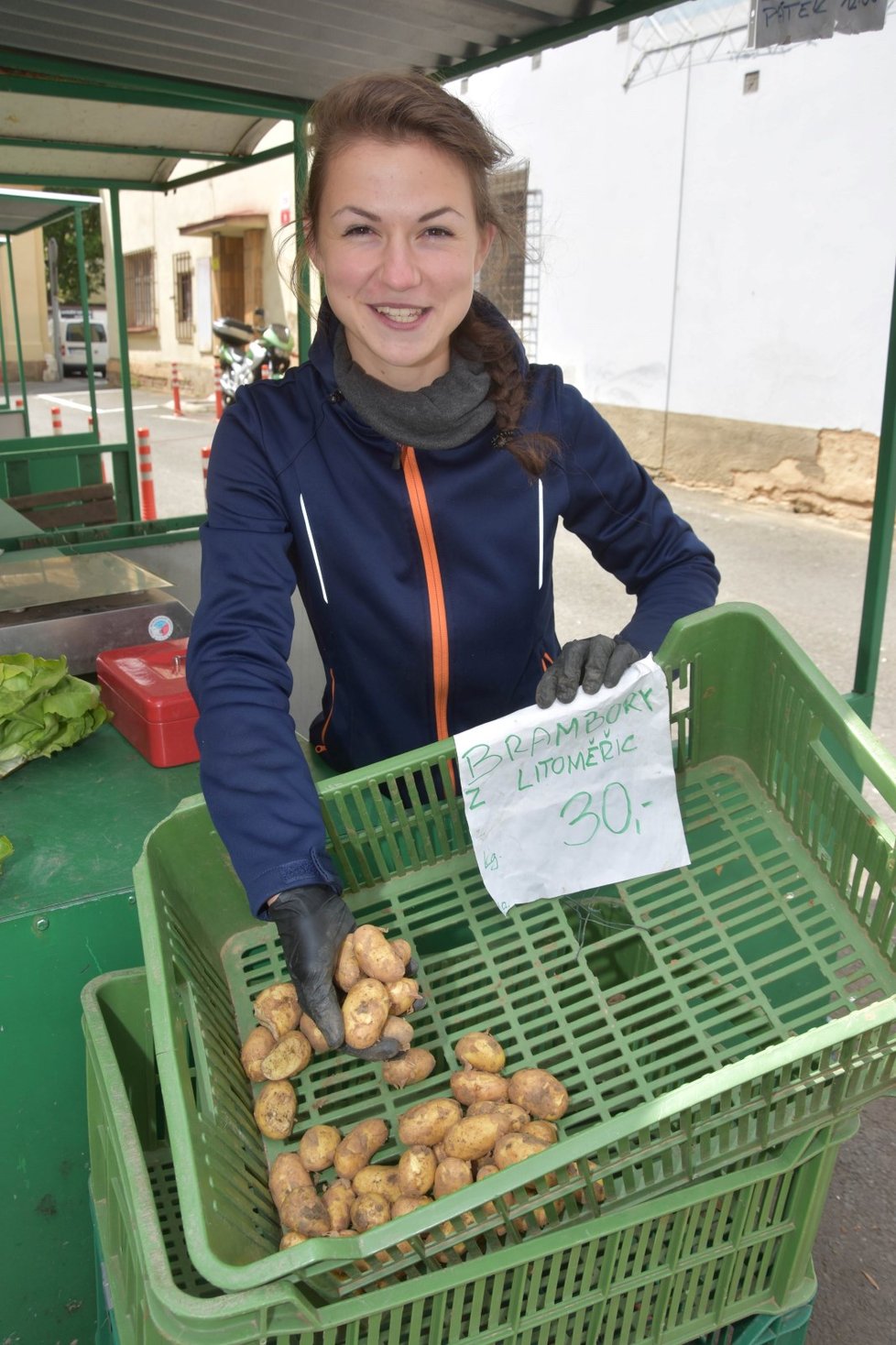 Karolína Cibulková měla ve svém stánku v plzeňské tržnici v Tylově ulici včera před polednem posledních pár raných brambor.