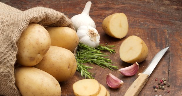 Aby vám brambory vydržely pěkné, musíte je správně skladovat, jinak jich většinu vyhodíte.