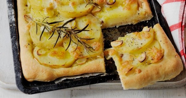 Bramborová pizza s rozmarýnem Bramborová pizza s rozmarýnem