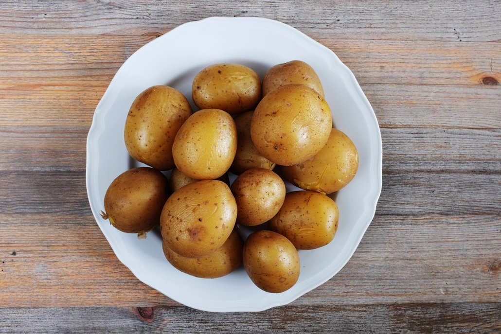 Základem pokrmu jsou vařené brambory