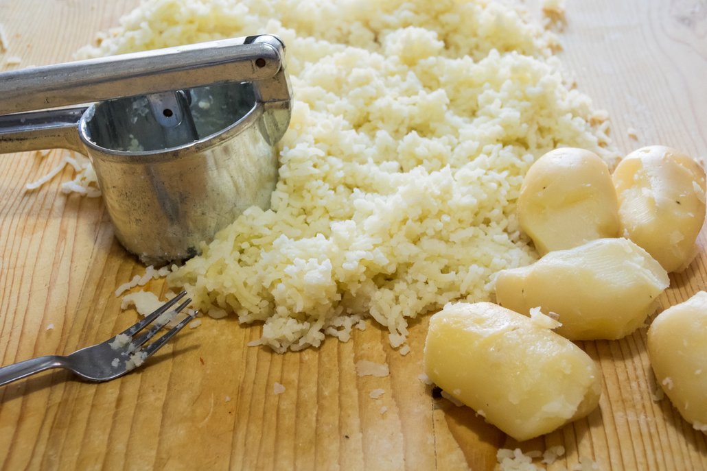 Uvařené brambory prolisujte