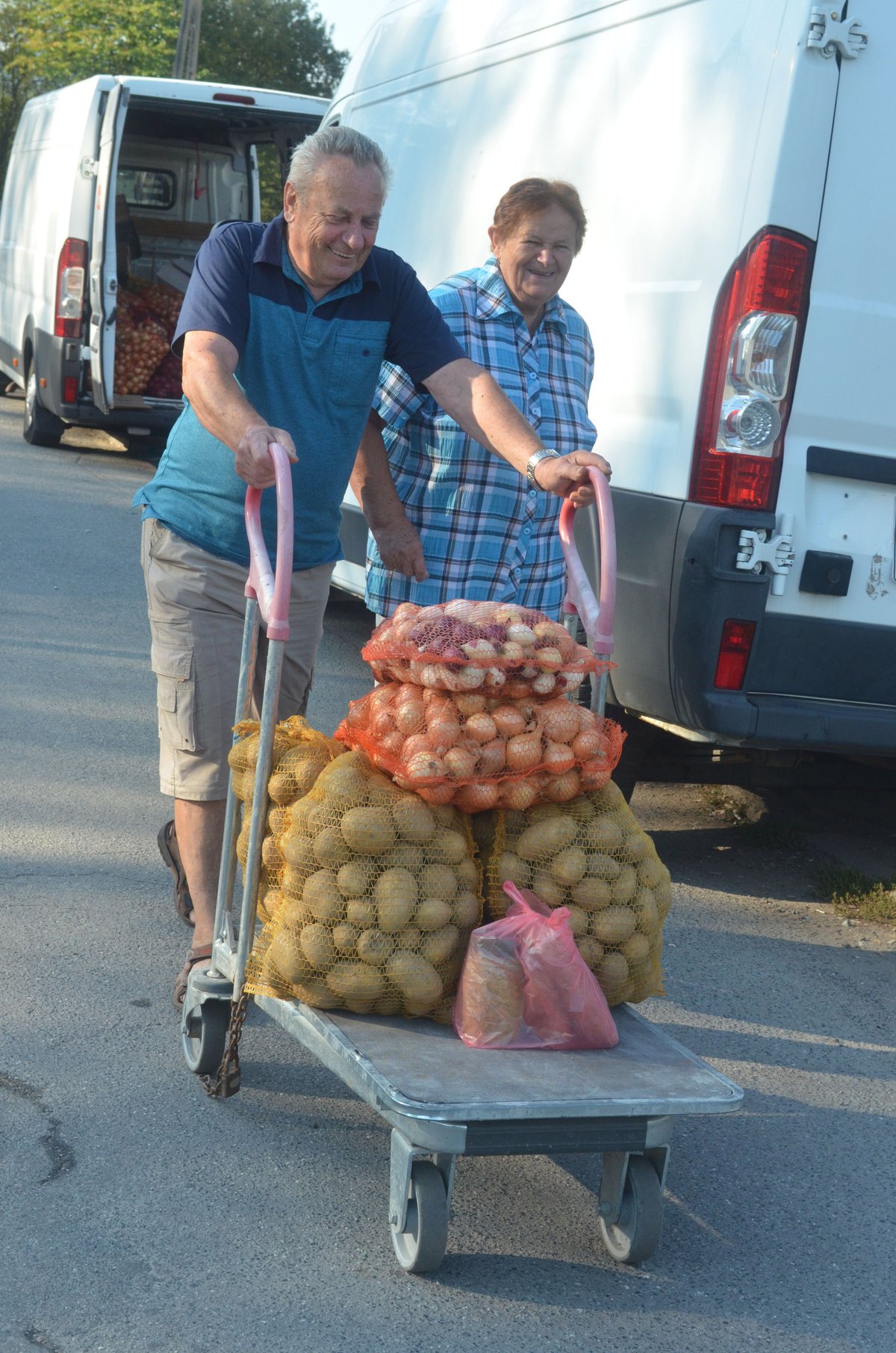 Manželé Stránští z Poděbrad nakupují brambory v Polsku každý rok a pořídili je i letos. K zemákům přidali i cibuli.
