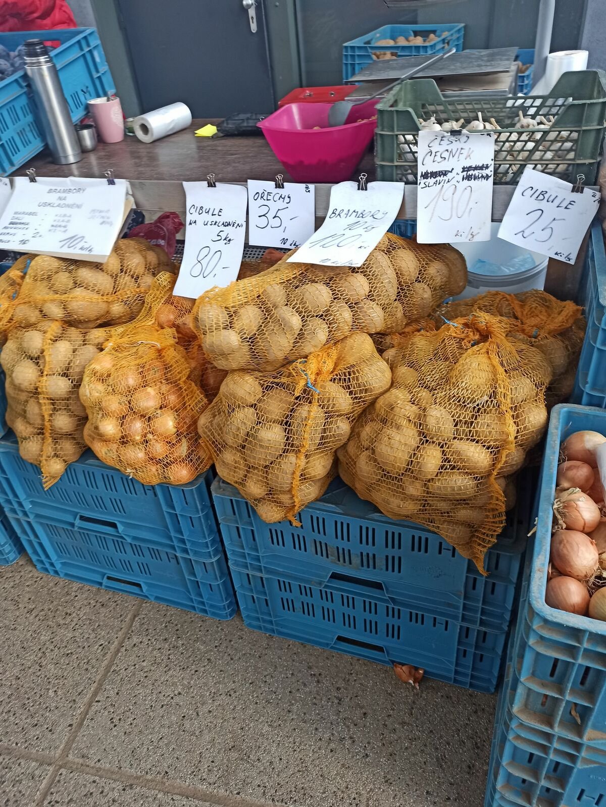 Na tržnici v Hradci Králové stojí desetikilový pytel brambor 120 korun.