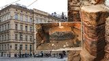 Unikátní nález v budově v Křižovnické ulici: Našla se brána a hradby ze 13. století