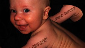 Tetování má v budoucnu ochránit chlapce před všemi nástrahami Satana.