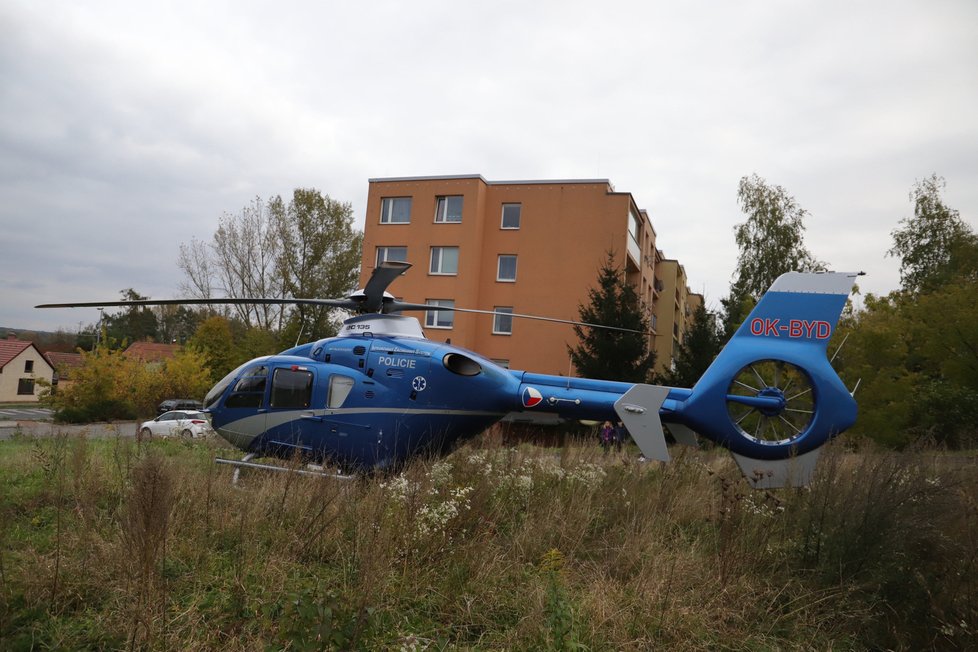 Dítě se v Brandýse nad Labem zřítilo z žebříku. Po třímetrovém pádu bylo letecky transportováno do nemocnice.