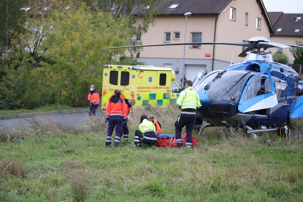 Dítě se v Brandýse nad Labem zřítilo z žebříku. Po třímetrovém pádu bylo letecky transportováno do nemocnice.