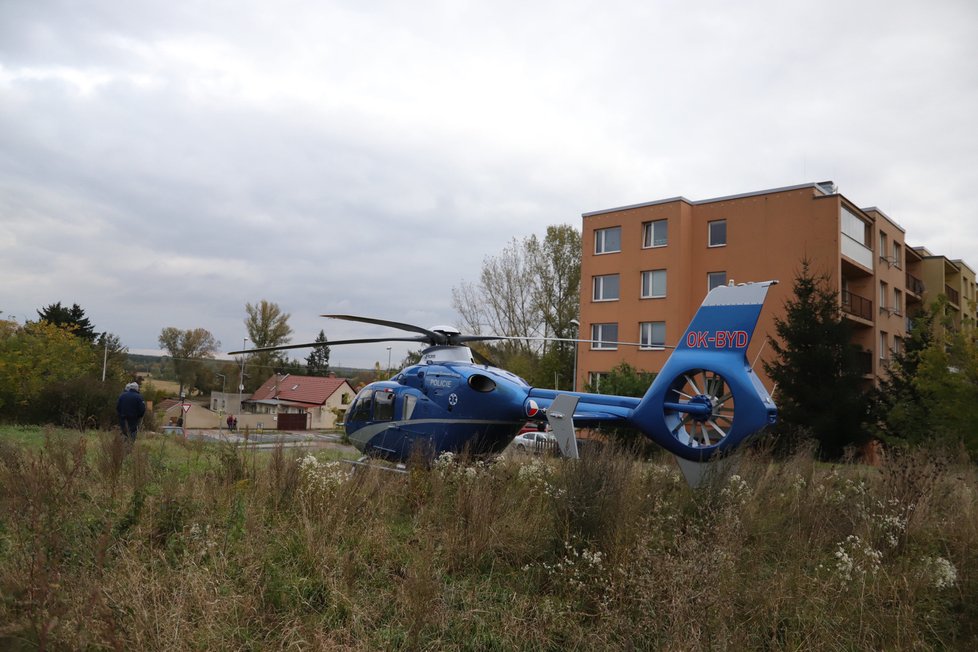 Dítě se v Brandýse nad Labem zřítilo z žebříku. Po třímetrovém pádu bylo letecky transportováno do nemocnice.