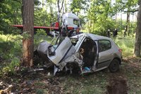 Tragická nehoda mladé řidičky (†27) na Zlínsku: Její ford vyletěl ze zatáčky a narazil do stromu