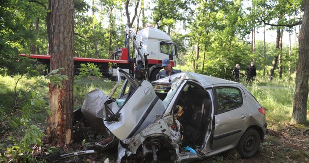 Tragická nehoda mladé řidičky (†27) na Zlínsku: Její ford vyletěl ze zatáčky a narazil do stromu