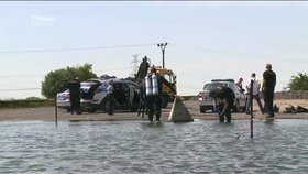 Policisté »utopili« vůz v silážní jámě u Brandýsa nad Labem, na pomoc jim přijeli hasiči