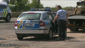 Policisté »utopili« vůz v silážní jámě u Brandýsa nad Labem, na pomoc jim přijeli hasiči