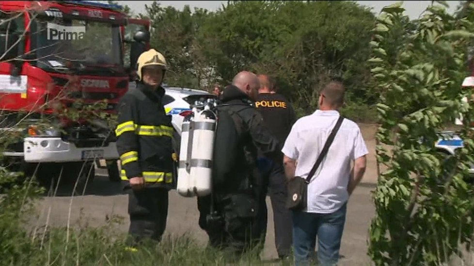 Policisté »utopili« vůz v silážní jámě u Brandýsa nad Labem, na pomoc jim přijeli hasiči